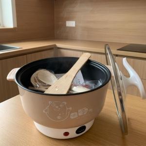 Luxe 2.0L Multi-Functional Electric Hot Pot with Signature Crown Lid
